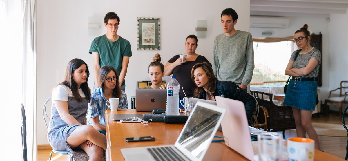 group-of-people-watching-on-laptop-1595385 group-of-people-watching-on-laptop-1595385
